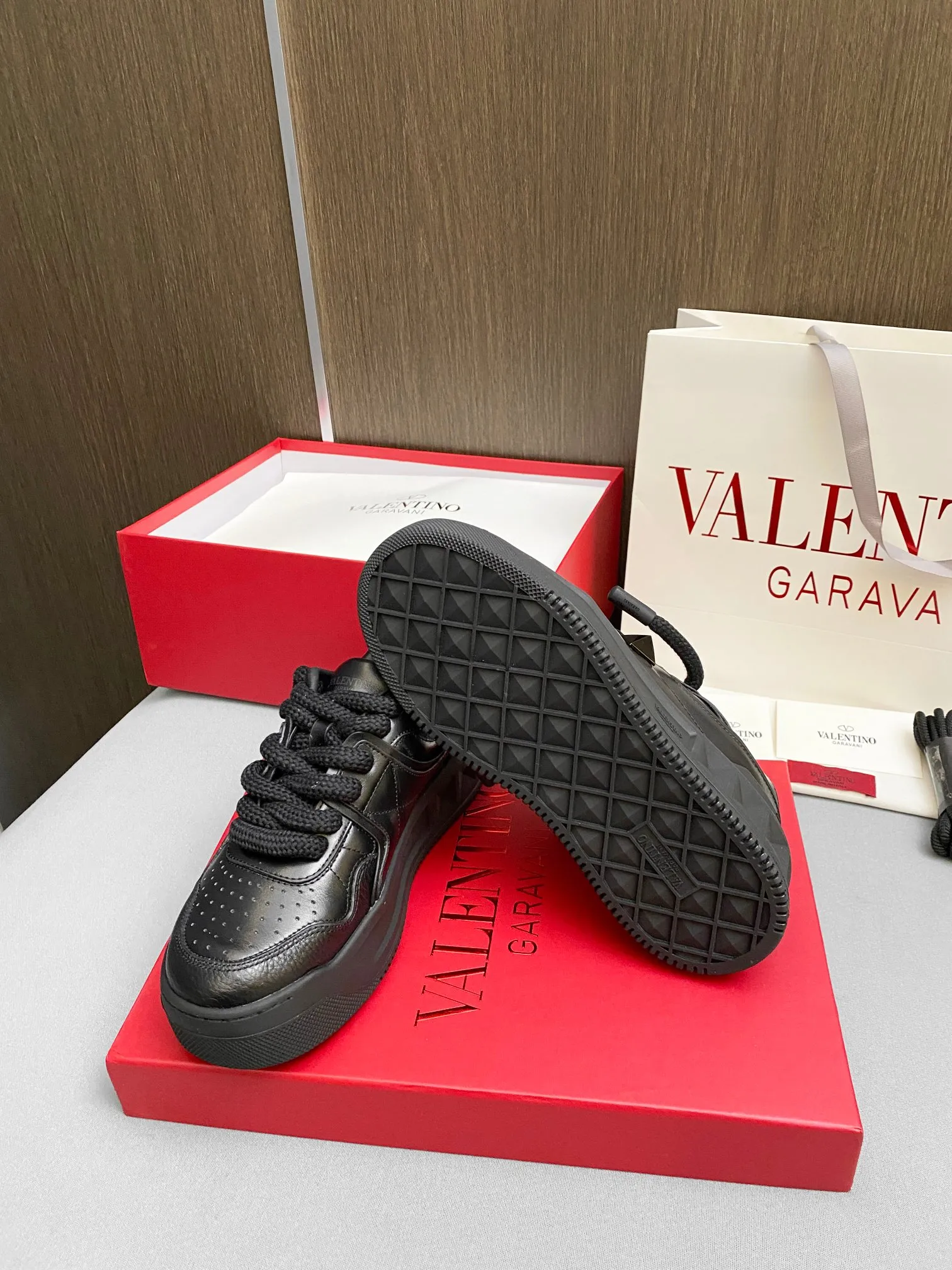 👟👟Ex-factory price 640👟👟 🔺Valentino🔺Valentino new casual shoes 2023 latest model hot style for catwalk couples, thick shoelaces, the same style as Elsa Hosk, Zhang Yixing, Guan Xiaotong and many other stars 🔥 Top version + lasting process, full oil edge on the upper. Fabric: Customized cowhide + cowhide lining with breathable mesh. Outsole: Original molded T👟👟Ex-factory price U thickened outsole. Size for women is 35-40. Men’s is 39-45.